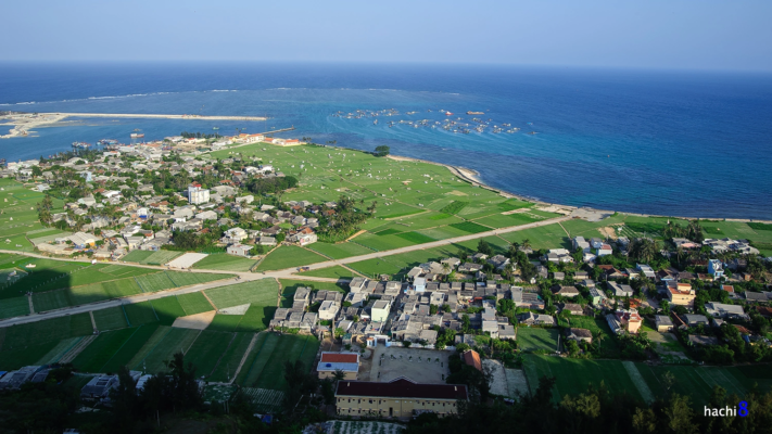 Lý Sơn là một huyện đảo thuộc tỉnh Quảng Ngãi, Việt Nam. Trước đây, Lý Sơn được gọi là Cù lao Ré, theo cách lý giải của dân gian là “cù lao có nhiều cây Ré”. Hòn đảo là vết tích còn lại của một núi lửa với 5 miệng, được hình thành cách đây khoảng 25-30 triệu năm.[3] 5 ngọn núi là nguồn giữ các mạch nước ngầm chính cung cấp nguồn nước cho toàn bộ người dân trên đảo. Huyện Lý Sơn là huyện đảo được tách ra từ huyện Bình Sơn của tỉnh Quảng Ngãi theo quyết định của Thủ tướng Chính phủ Việt Nam năm 1992[4] và trở thành huyện đảo tiền tiêu từ khi đó. Nói về huyện đảo này, nhân dân địa phương có ca dao thủy trình: Trực nhìn ngó thấy Bàn Than Ba hòn lao Ré nằm ngang Sa Kỳ.