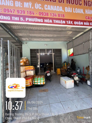 GỬI HÀNG SANG PHILIPPINES (PHILIPPIN) THÁNG 6/2025 TẠI TIẾN VIỆT EXPRESS CHI NHÁNH ĐÀ NẴNG Với phương châm hoạt động nhanh chóng – chính xác – an toàn – tiết kiệm. Chúng tôi luôn làm cho các khách hàng hài lòng. Hiện tại, chúng tôi đang có chương trình khuyến mãi cho các đơn hàng chuyển tới PHILIPPINES (PHILIPIN) . Chương trình sẽ bắt đầu áp dụng từ ngày 10/6/2025 với nhiều ưu đãi hấp dẫn. ƯU ĐÃI CỦA TIẾN VIỆT EXPRESS khi giao hàng đến PHILIPPINES (PHILIPPIN) với giá cực kì hấp dẫn: ✨ Miễn phí xử lí hàng hoá, đóng thùng, dán nhãn, hút chân không,.. ✨Bảng giá sẽ bao gồm phí xăng dầu, phí ship nội địa tại PHILIPPINES (PHILIPPIN) . 📍BẢNG GIÁ VẬN CHUYỂN TỪ VIỆT NAM SANG PHILIPPINES (PHILIPIN) . Lưu ý: Bảng giá trên chưa bao gồm thuế VAT.. Khi quý khách muốn đặt dịch vụ vui lòng: ☄️ Liên hệ với chúng tôi để biết về điều kiện các sản phẩm khi gửi đi. ☄️ Cung cấp địa chỉ nhận hàng: Postcode, Số điện thoại. Nếu có thắc mắc hãy liên hệ với chúng tôi qua HOTLINE bên dưới hoặc qua các nền tảng để nhận được sự tư vấn tận tình từ đội ngũ nhân viên chúng tôi ❤️ TIẾN VIỆT EXPRESS - Nhanh chóng-Chính xác-An toàn-Tiết Kiệm #TVE #Express #Vận_chuyển_quốc_tế #Logistics #Chuyển_phát_nhanh #tienvietexpress ============================== 𝗧𝗵𝗼̂𝗻𝗴 𝘁𝗶𝗻 𝗹𝗶𝗲̂𝗻 𝗵𝗲̣̂ 𝗴𝘂̛̉𝗶 𝗵𝗮̀𝗻𝗴: TIẾN VIỆT EXPRESS - CHUYỂN PHÁT NHANH QUỐC TẾ 📌Địa Chỉ HCM: 94 Thân Nhân Trung, P.13, Q.Tân Bình, Tp.HCM 📌Địa chỉ Hà Nội: Số 8 Ngõ 38 Đặng Thùy Trâm , Phường Dịch Vọng Hậu, Quận Cầu Giấy, Hà Nội 📌Địa chỉ Đà Nẵng : 11 Trường Thi 5 , Hòa Thuận Tây, Hải Châu, Đà Nẵng. 📌Địa chỉ Cần Thơ: 520 Nguyễn Văn Linh, Phường Long Hoà, Bình Thuỷ, TP Cần Thơ 📌Địa chỉ An Giang: SỐ 5 đường Hùng Vương, thị trấn Tri Tôn, tỉnh An Giang Hotline: 0901 899 178 Web: https://banxangdao.com/ Email : xuanthanh.han@tienvietexpress.com Facebook: Tiến Việt Express . VAT Code 0314960843 Thời Gian Mở Cửa Nhận Hàng Thứ 2 – Thứ 7 : 8H30 Am – 17H30PM Theo dõi đơn hàng vận chuyển xin gọi : 028 3636 96 93 #philippines #tienvietexpress #guihangtaihanoi