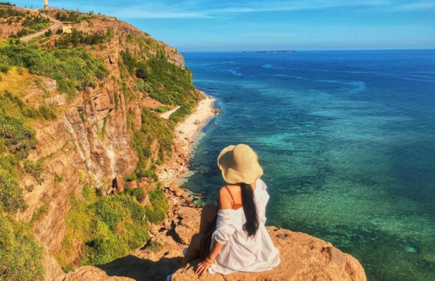 Giới thiệu chung về đảo Lý Sơn Đảo Lý Sơn hay còn gọi là Cù Lao Ré. Đây là huyện đảo thuộc địa phận tỉnh Quảng Ngãi, cách đất liền 15 hải lý theo hướng Đông Bắc. Huyện đảo Lý Sơn chính là di tích của những vụ phun trào nham thạch từ núi lửa cách đây hàng chục triệu năm. Ngày nay, Lý Sơn đã trở thành một huyện đảo du lịch nổi tiếng với khung cảnh thiên nhiên tuyệt đẹp. Huyện đảo Lý Sơn có bao gồm 3 hòn đảo nhỏ: đảo Lớn, đảo Bé và hòn Mù Cu. Nơi đây được mệnh danh là Maldives của Việt Nam. Ngoài ra, huyện đảo Lý Sơn còn là một đơn vị hành chính quan trọng về kinh tế - xã hội và an ninh quốc phòng của nước ta. Ở Lý Sơn, người dân có nghề chính là đánh bắt hải sản và nuôi trồng tỏi đen Lý Sơn cực kỳ nổi tiếng.