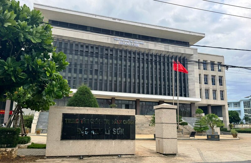 Đặc khu Lý Sơn chính thức vận hành
Lý Sơn - Việc chính thức lên đặc khu từ ngày 1.7.2025 mở ra kỳ vọng phát triển đột phá cho đảo ngọc giữa biển khơi, nơi giữ vị trí chiến lược quốc gia.
Ngày 30.6.2025, tại Trung tâm Hội nghị và Triển lãm tỉnh Quảng Ngãi, Tỉnh ủy Quảng Ngãi long trọng tổ chức Lễ công bố các Nghị quyết, Quyết định của Trung ương và địa phương về sáp nhập đơn vị hành chính cấp tỉnh, cấp xã; kết thúc hoạt động đơn vị hành chính cấp huyện; thành lập tổ chức Đảng, chỉ định cấp ủy, Hội đồng nhân dân, Ủy ban nhân dân, Ủy ban Mặt trận Tổ quốc Việt Nam cấp tỉnh và cấp xã.
Đáng chú ý, công bố Quyết định của Trung ương từ ngày 1.7.2025, huyện đảo Lý Sơn, tỉnh Quảng Ngãi chính thức trở thành Đặc khu Lý Sơn.
Theo đó: Ông Nguyễn Minh Trí giữ chức Bí thư Đảng ủy Đặc khu Lý Sơn.
Ông Nguyễn Văn Huy giữ chức Chủ tịch UBND Đặc khu Lý Sơn.
Ông Nguyễn Minh Trí, sinh năm 1970, quê quán xã Hành Thiện, huyện Nghĩa Hành, tỉnh Quảng Ngãi. Trước khi đảm nhận chức vụ Bí thư Đảng ủy Đặc khu Lý Sơn, ông từng giữ các chức vụ: Bí thư Huyện ủy Lý Sơn; Phó Giám đốc Sở Ngoại vụ; Phó Chủ tịch UBND huyện Trà Bồng; Phó Giám đốc Sở Giáo dục và Đào tạo; Giám đốc Sở Văn hóa, Thể thao và Du lịch.
Ông Nguyễn Văn Huy, sinh năm 1980, quê quán thị trấn Chợ Chùa, huyện Nghĩa Hành, tỉnh Quảng Ngãi. Trước khi đảm nhận chức vụ Chủ tịch UBND Đặc khu Lý Sơn, ông từng là Phó Bí thư Huyện ủy Ba Tơ, Phó Chánh Văn phòng UBND tỉnh.
Lý Sơn là huyện đảo duy nhất nằm ở phía Đông Bắc tỉnh Quảng Ngãi, cách đất liền khoảng 15 hải lý, có diện tích tự nhiên hơn 10,39 km² (gồm đảo Lớn và đảo Bé), dân số trên 24.000 người. Người dân Lý Sơn sống chủ yếu bằng nghề khai thác ngư nghiệp, nông nghiệp, kinh doanh dịch vụ du lịch và một số ngành nghề thủ công nhỏ.
Lý Sơn là huyện đảo tiền tiêu của đất nước, có vai trò quan trọng trong việc bảo đảm an ninh, chủ quyền quốc gia trên biển, đồng thời sở hữu nhiều tiềm năng, lợi thế về tài nguyên du lịch tự nhiên, lịch sử, văn hóa...
Những năm qua, huyện đảo Lý Sơn phát triển mạnh về du lịch, thương mại và dịch vụ. Từ đời sống truyền thống miền biển gắn với tàu thuyền đánh bắt xa bờ, trồng hành, tỏi, người dân đất đảo đã chuyển hướng sang lĩnh vực du lịch, dịch vụ.
Sau khi sắp xếp đơn vị hành chính năm 2025, cả nước có 13 đặc khu, chính thức vận hành từ ngày 1.7.2025, gồm: Cô Tô, Vân Đồn (Quảng Ninh); Cát Hải, Bạch Long Vĩ (TP. Hải Phòng); Cồn Cỏ (Quảng Trị); Lý Sơn (Quảng Ngãi); Hoàng Sa (TP. Đà Nẵng); Trường Sa (Khánh Hòa); Phú Quý (Lâm Đồng); Côn Đảo (TP. HCM); Phú Quốc, Kiên Hải, Thổ Chu (An Giang).