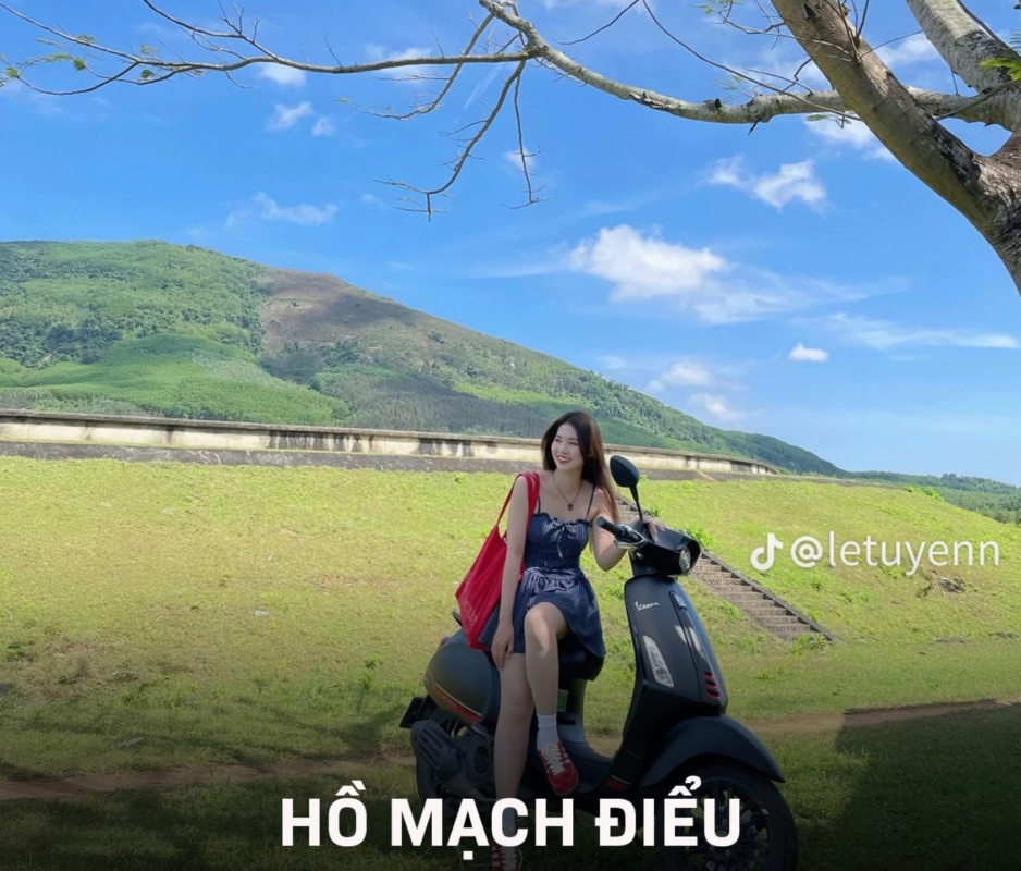 [ TẤT TẦN TẬT 24 ĐIỂM CHECK-IN LÝ TƯỞNG Ở QUẢNG NGÃI ] 🌿🌿🌿
Nhắc đến du lịch Quảng Ngãi du khách thường nghĩ ngay tới Lý Sơn, tuy nhiên mảnh đất miền Trung này còn có rất nhiều điểm đến thú vị khác để bạn khám phá.
☘️ Bãi biển Sa Huỳnh
☘️ Ruộng muối Sa Huỳnh
☘️ Thác Trắng Minh Long
☘️ Suối khoáng nóng Nghĩa Thuận
☘️ Suối Chí
☘️ Gành Yến 
☘️ Làng bích họa Thanh Thủy
☘️ Biển Lệ Thủy
☘️ Biển Khe Hai
☘️ Biển Dung Quất
☘️ Thạch Ky Điểu Tẩu
☘️ Mũi Đèn - Ba Làng An
☘️ Khu chứng tích Sơn Mỹ
☘️ Biển Mỹ Khê
☘️ Đảo Lý Sơn
☘️ Đảo Bé
☘️ Đèo Vi-ô-lắk
☘️ Bệnh xá Đặng Thùy Trâm
☘️ Cầu Thạch Bích
☘️ Quảng trường Phạm Văn Đồng
☘️ Vincom Plaza Quảng Ngãi
☘️ Bãi Dừa
☘️ Chùa Thiên Ấn
☘️ Thảo nguyên Bùi Hui