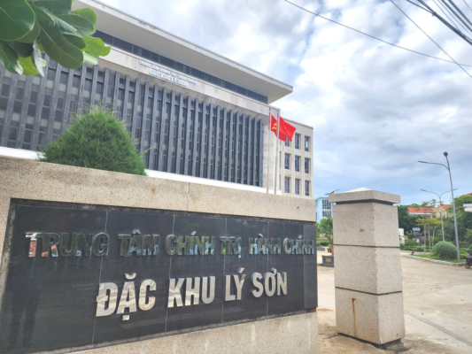 Kỳ vọng đặc khu Lý Sơn sẽ trở thành thiên đường du lịch Từ 1-7-2025, huyện đảo Lý Sơn, tỉnh Quảng Ngãi chính thức trở thành đặc khu Lý Sơn. Người dân, cán bộ địa phương rất kỳ vọng sự đổi thay không chỉ ở tên gọi mà còn giúp hòn đảo trở thành thiên đường du lịch. Chiều 29-6, không khí ở đảo Lý Sơn, Quảng Ngãi rộn ràng, cờ đỏ sao vàng và những băng rôn "Đặc khu Lý Sơn kính chào quý khách; chào mừng đặc khu Lý Sơn" ngập khắp các ngả đường. Người dân đầy kỳ vọng. Chờ khoảnh khắc Lý Sơn thành đặc khu Người dân và cán bộ địa phương háo hức đợi chờ, kỳ vọng vào một chương mới của đổi thay sẽ đến với Lý Sơn. Ông Tân có một quán nước nhỏ đối diện quảng trường Lý Sơn. Ông bảo rằng đảo đang thay đổi từng ngày. Người đàn ông vốn là một ngư dân đánh bắt dài ngày ở ngư trường Hoàng Sa này bảo rất đợi chờ ngày Lý Sơn chính thức thành đặc khu. Lý do là ông có những cột mốc khá thú vị. Như trước năm 2014, đời sống của người dân Lý Sơn phụ thuộc vào nông nghiệp và ngư nghiệp. Thế rồi cuộc chuyển mình đến khi điện quốc gia vượt biển từ đất liền ra Lý Sơn. "Từ đó đến nay, Lý Sơn thay đổi chóng mặt. Khách sạn, quán xá mọc đầy. Đời sống người dân dần dịch chuyển sang du lịch và dịch vụ. Bà con ai cũng mừng", ông Tân nói. Ông Tân bảo người dân Lý Sơn chờ đợi thời khắc lịch sử sẽ diễn vào sáng mai (30-6). Khi đó Lý Sơn không chỉ đổi tên từ huyện thành đặc khu, mà lớn hơn là những chính sách của Trung ương và của tỉnh dành cho đặc khu. "Tôi nghĩ mai công bố và đặc khu đi vào hoạt động từ ngày 1-7, cũng là lúc Lý Sơn bước sang trang mới. Những chính sách sẽ thu hút nhà đầu tư lớn, biến hòn đảo thành một thiên đường du lịch. Trước kia, tôi nghĩ sẽ rất khó để Lý Sơn trở thành thiên đường du lịch, còn giờ tôi tin rồi. Tôi kỳ vọng quyết sách của Trung ương sẽ giúp Lý Sơn cất cánh thêm một lần nữa", ông Tân trải lòng. Lý Sơn bây giờ đã đổi khác. Phóng viên Tuổi Trẻ có thể nhìn thấy rõ điều ấy qua hơn chục năm thường trú tại Quảng Ngãi. Có lẽ, ngoài sự kiện đóng điện từ đất liền ra Lý Sơn, hôm nay Lý Sơn thành đặc khu là sự kiện được người dân chờ đợi nhất trong hơn 10 năm qua. Mỗi quyết sách đưa ra, thấy rõ Lý Sơn phát triển Ông Dương Minh Trí (64 tuổi) bảo ông cả đời sống ở Lý Sơn, nhớ mọi sự kiện của hòn đảo. Vậy mà hôm nay ông vẫn cứ ngóng chờ thời gian trôi nhanh để kịp đến sáng mai. Ông Trí chỉ tay về phía những quán xá buôn bán sầm uất, đường xá du khách ngược xuôi và kể về một thời khốn khó. "Chủ trương nào của Trung ương cũng tác động trực tiếp đến Lý Sơn. Như hồi điện ra Lý Sơn bừng sáng, du khách ghé đảo ngày một đông. Tôi nghĩ khi Lý Sơn thành đặc khu thì hòn đảo sẽ thành nơi "tiêu tiền" của du khách, đời sống của người dân còn khá hơn giờ", ông Trí nói. Không chỉ người dân Lý Sơn, những du khách đến đảo du lịch thời điểm này cũng hòa chung không khí của quê hương Hải đội Hoàng Sa. Hoài Vy (khu khách TP.HCM) bảo rằng may mắn khi đi du lịch Lý Sơn đúng vào thời điểm lịch sử của đất nước. "Không ngờ tôi có mặt đúng thời khắc lịch sử đảo Lý Sơn trở thành đặc khu. Đảo Lý Sơn rất đẹp. Tôi hy vọng chính sách đầu tư cho đặc khu sẽ giúp hòn đảo đẹp hơn. Nghe bà con nô nức, tôi và bạn bè cũng vui cùng", chị Vy nói. Thời khắc lịch sử sắp đến, bà Phạm Thị Hương, chủ tịch UBND huyện Lý Sơn, bảo rất vui. Bà Hương cũng đầy kỳ vọng đặc khu Lý Sơn sẽ có thêm những chính sách, nguồn vốn lớn để phát triển thành trung tâm du lịch biển đảo mà nghị quyết 26 của Bộ Chính trị đề ra. Bà Hương bảo Lý Sơn đã có quy hoạch 1/2000, hiện tỉ trọng du lịch chiếm 50% tổng giá trị sản xuất của đảo. Người đứng đầu UBND huyện Lý Sơn chắc chắn rằng khi trở thành đặc khu, chỉ cần 5 năm tỉ trọng du lịch dịch vụ sẽ chiếm khoảng 75%. "Chủ trương nào của Trung ương cũng nhằm đưa đời sống của người dân ngày một ấm no. Tôi tuyệt đối tin tưởng đảo Lý Sơn sẽ rút ngắn thời gian trở thành thiên đường du lịch khi thành đặc khu. Tôi rất vui và cũng như người dân, mong sáng mai đến nhanh", bà Hương nói. Đặc khu Lý Sơn thay đổi từng ngày Cách đất liền khoảng 15 hải lý, đặc khu đảo Lý Sơn có diện tích tự nhiên 10,39km2, dân số hơn 22.000 người và nằm ngay trên con đường biển từ bắc vào nam và ngay cửa ngõ phía đông của Khu kinh tế Dung Quất, cách đường hàng hải quốc tế 90 hải lý. Với vị thế này, Lý Sơn là huyện đảo tiền tiêu của đất nước, có vai trò bảo đảm an ninh chủ quyền quốc gia trên biển, đồng thời nhiều tiềm năng, lợi thế tài nguyên du lịch tự nhiên, lịch sử văn hóa… Những năm qua, huyện đảo Lý Sơn phát triển mạnh du lịch, thương mại và dịch vụ. Từ đời sống truyền thống miền biển gắn với tàu thuyền đánh bắt xa bờ, trồng trọt hành, tỏi, người dân đất đảo chuyển hướng lĩnh vực du lịch, dịch vụ.