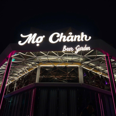 MỢ CHÃNH Beer Gader tại 79 Phan Thái Ất, Khu Ngọc Bảo Viên, Nghĩa Lộ, Quảng Ngãi. Đây là DJ Beer Club hiện đại bậc nhất Tp. Quảng Ngãi. MỢ CHÃNH Beer Gader là nơi hội tụ của phong cách, gu thẩm mỹ, thời trang và ẩm thực sành điệu của giới trẻ hiện đại; là nơi gặp gỡ giao lưu của các đối tác, bạn bè quốc tế và điểm đến lý tưởng cho những ai muốn trải nghiệm những đêm tiệc bất tận, những khoảnh khắc ẩm thực đỉnh cao, tận hưởng không khí mát mẻ và sự năng động của TP. Quảng Ngãi về đêm. Điểm tạo nên sự nổi tiếng của MỢ CHÃNH Beer Gader. Có lẽ chính là hệ thống âm thanh và ánh sáng hiện đại. Hoạt động với công suất lớn đảm bảo cho tiếng nhạc len lỏi trong mọi góc ngách. Để ai cũng có thể nhún nhảy theo từng điệu nhạc.