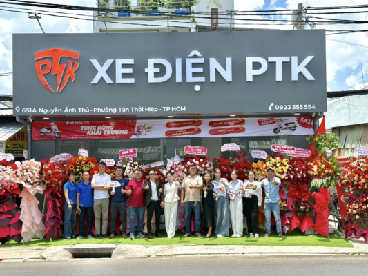 Ngày 19/08, PTK đã có một buổi khai trương thật đáng nhớ. Sự góp mặt và ủng hộ nhiệt tình của Quý khách hàng đã biến sự kiện trở thành một dấu mốc đặc biệt trong hành trình của chúng tôi. 🥰 PTK xin trân trọng cảm ơn tất cả Quý khách đã dành thời gian đến tham quan, trải nghiệm và tin tưởng lựa chọn. Chính tình cảm đó là động lực để PTK không ngừng hoàn thiện, mang đến cho cộng đồng những chiếc xe điện chất lượng – bền bỉ – thân thiện môi trường. 🚴‍♂️ Bước sang chặng đường mới, PTK cam kết: ✔️ Liên tục cập nhật những mẫu xe điện đa dạng, phù hợp với nhu cầu của mọi khách hàng. ✔️ Dịch vụ hậu mãi rõ ràng, chăm sóc tận tâm. ✔️ Nhiều ưu đãi hấp dẫn sẽ được triển khai trong thời gian tới. 👉 Hãy đồng hành cùng PTK và đừng quên theo dõi fanpage để không bỏ lỡ các chương trình thú vị sắp tới! 📍 Địa chỉ PTK: 651 a Nguyễn Ảnh Thủ, Phường Tân Thới Hiệp, Thành phố Hồ Chí Minh 📞 Hotline: 0923 555 554 💚 PTK – Đồng hành trên mọi chặng đường xanh 🌱