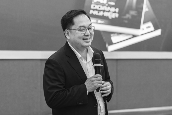 6 LỜI KHUYÊN TÂM HUYẾT CỦA ÔNG HOÀNG NAM TIẾN DÀNH CHO GIỚI TRẺ, MONG TẤT CẢ MỌI NGƯỜI CÓ CUỘC SỐNG TỐT HƠN: 1. Một trong những câu nhảm nhí nhất trên đời mà tôi nghe được là câu "Hãy là chính mình". Chính mình đấy là gì? Sáng nào cũng dậy muộn, bố mẹ gọi rất nhiều lần mới dậy. Là chính mình là gì? Là ngày mai thi, đêm nay mới ngồi học. Là chính mình là luôn luôn lười biếng, ngày hôm nay có cảm hứng thì chạy 5km, ngày mai hơi mệt, thôi không chạy nữa và có thể không bao giờ chạy nữa. 2. Muốn sống sót trong thời đại hiện nay, chúng ta phải học tập suốt đời việc học không chỉ kết thúc sau khi rời ghế nhà trường. Mà cần phải học liên tục để nâng cao tay nghề, học để mưu sinh, học thêm để thỏa mãn ước mơ... Học để tìm ra được phiên bản tốt nhất cho chính mình. 3. Nếu bất cứ lúc nào gặp khó khăn, bức xúc cũng muốn nhảy việc thì cả đời bạn không thành công. Bạn hãy nhảy việc để ra đi trong vinh quang. Khi kết thúc một dự án thành công, khi mọi người đang khen mình nhiều nhất, lúc đó hãy đứng dậy và ra đi. Khi các bạn ở chỗ mới, bạn hoàn toàn có thể nói rằng, ở chỗ cũ em có thể được đề bạt một vị trí cao hơn, nhưng ở chỗ mới em muốn có trải nghiệm và thách thức mới. 4. Ngày xưa chúng ta nói chuyện mù chữ - tức là không biết đọc, biết viết. Còn ngày hôm nay, chúng ta nói chuyện mù công nghệ, nghĩa là không biết về AI, Bigdata. Trong những kỹ năng đòi hỏi người lao động cần biết, người ta đã bỏ ra yêu cầu thành thạo Words, Excel, Powerpoint, mà giờ cần có kỹ năng sử dụng ứng dụng về AI, Bigdata. Thế giới đã thay đổi mà chúng ta không làm thì làm sao biết sai hay đúng. Mình không làm thì làm sao biết có đúng hay không. Tinh thần đó luôn thấm đẫm trong cuộc đời Elon Musk. 5. Bằng cấp không quan trọng - cái này phải nói thẳng như thế, song mỗi một bằng cấp đã chứng minh bạn đã đạt được một kỳ thi. Bằng cấp không phải là tất cả nhưng những bằng cấp đấy chính là dấu sao trên ngực áo của bạn. Càng nhiều sao càng tốt, còn đến khi đi làm, chúng ta cần thêm những năng lực khác nữa. 6. Các bạn Gen Z bây giờ thực sự nên đổi chỗ làm việc sau độ 2 - 3 năm. Thật sự các bạn cũng nên suy nghĩ một cách nghiêm túc đến việc đổi cả nghề của mình sau một số năm nào đấy nếu cảm thấy nhàm chán, thất vọng. Điều này rất nên được ủng hộ!