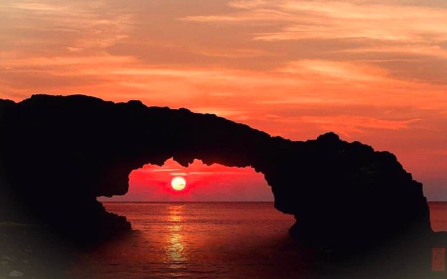 Quảng NgãiCổng Tò Vò, điểm tham quan nổi tiếng được hình thành từ núi lửa phun trào và mài mòn của sóng biển ở đảo Lý Sơn, được xếp hạng di tích quốc gia. Quyết định xếp hạng Danh lam thắng cảnh Cổng Tò Vò ở Đặc khu Lý Sơn được Bộ Văn hóa Thể thao và Du lịch đưa ra vào ngày 9/9. Sở Văn hóa, Thể thao và Du lịch Quảng Ngãi cho rằng Cổng Tò Vò là một phần quan trọng trong chuỗi di sản địa chất và văn hóa tại Lý Sơn, nên cần giữ được cổng đá, thềm đá và bãi san hô trước khả năng bị hư hại do thiên nhiên và con người. Cơ quan này cũng đề xuất đầu tư đường, nhà giữ xe để tiện cho du khách tham quan.