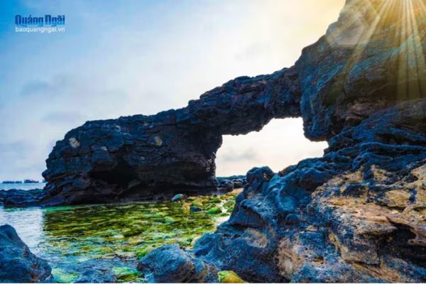 Cổng Tò Vò ở đảo Lý Sơn thành di tích quốc gia Quảng Ngãi - Cổng Tò Vò, điểm tham quan nổi tiếng được hình thành từ núi lửa phun trào và mài mòn của sóng biển ở đảo Lý Sơn, được xếp hạng di tích quốc gia. Quyết định xếp hạng Danh lam thắng cảnh Cổng Tò Vò ở Đặc khu Lý Sơn được Bộ Văn hóa Thể thao và Du lịch đưa ra vào ngày 9/9. Sở Văn hóa, Thể thao và Du lịch Quảng Ngãi cho rằng Cổng Tò Vò là một phần quan trọng trong chuỗi di sản địa chất và văn hóa tại Lý Sơn, nên cần giữ được cổng đá, thềm đá và bãi san hô trước khả năng bị hư hại do thiên nhiên và con người. Cơ quan này cũng đề xuất đầu tư đường, nhà giữ xe để tiện cho du khách tham quan. Cổng Tò Vò nằm ở phía tây Đảo Lớn (một trong hai hòn đảo thuộc Lý Sơn), có vòm đá bazan lộ thiên giống tổ ong tò vò, dài 9 m, cao 2,5 m. Sự hình thành của Cổng Tò Vò gắn liền với những đợt phun trào nham thạch của núi lửa cách đây hàng chục triệu năm. Tầng đá bazan bị phá vỡ và mài mòn bởi sóng biển liên quan đến quá trình biển tiến khoảng 6.000 năm trước. Sau đó, biển thoái, sóng tiếp tục đánh mạnh, phá vỡ lớp đá ở giữa có độ gắn kết yếu hơn, tạo thành lỗ rỗng giống hình tổ tò vò như ngày nay. Cổng Tò Vò là một phần của thắng cảnh được công nhận với tổng diện tích bảo vệ lên đến 26.000 m2, trong đó phần cổng chính có diện tích hơn 420 m2 gồm phần đầu, phần đuôi và vòm. Cùng với kiến trúc cổng chính, không gian Cổng Tò Vò đẹp hơn nhờ các bãi đá nằm ngay cạnh thềm đá bazan. Xung quanh Cổng Tò Vò có hệ sinh thái đa dạng, với hàng trăm loài hải sản cùng rạn san hô. Cổng là điểm check-in nổi tiếng trên đảo. Khi đặt máy ảnh từ phía dưới hướng góc nhìn lên trên, vòm đá trở nên đồ sộ như "cổng trời". Đặc khu Lý Sơn cách đất liền tỉnh Quảng Ngãi khoảng 30 km, là đảo tiền tiêu gắn liền với lịch sử cắm mốc chủ quyền biển đảo của Việt Nam. Lý Sơn có khoảng 50 di tích lịch sử văn hóa trong đó có 6 di tích quốc gia và hai di sản văn hóa phi vật thể. Những năm qua, đảo là điểm sáng trên bản đồ du lịch cả nước. Quảng Ngãi định hướng đưa Lý Sơn thành trung tâm du lịch biển đảo quốc gia.