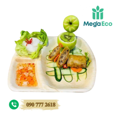 "CHA ĐẺ" CỦA HỘP CƠM MO CAU VÀ CÂU CHUYỆN PHÍA SAU ĐÓ Quảng Ngãi nổi tiếng là "xứ ngàn cau" khi sở hữu hơn 2.000ha, được trồng chủ yếu tại hai huyện Sơn Tây và Nghĩa Hành. Bình thường, người dân chỉ thu hoạch trái cau để bán cho thương lái xuất sang Trung Quốc. Còn mo cau rơi rụng khắp nơi, bị xem là phế phẩm và không có giá trị kinh tế. Cách đây 5 năm, thấy mo cau bị người dân đốt đi rất lãng phí, anh Nguyễn Văn Tuyến (41 tuổi) trăn trở phải làm việc gì đó để biến chúng thành những sản phẩm có ích. Nghĩ là làm, cuối năm 2019, anh Tuyến đầu tư xây dựng cơ sở sản xuất tại huyện Nghĩa Hành, vùng trồng cau lớn nhất Quảng Ngãi. Anh nhập máy móc từ Ấn Độ về lắp ráp, cải tiến cho phù hợp với yêu cầu sản xuất. Hiện, cơ sở tạo công ăn việc làm thường xuyên cho 10-12 lao động địa phương, với thu nhập từ 200.000-240.000 đồng/ngày. Trung bình mỗi tháng, anh Tuyến cung cấp ra thị trường khoảng 500.000 sản phẩm chén, đĩa, khay ăn... bằng mo cau. Đến nay, các sản phẩm của anh Tuyến đã xuất khẩu sang 5 quốc gia, gồm Hà Lan, Mỹ, Hàn Quốc, Canada, Nhật Bản, giúp cơ sở có doanh thu hơn 2 tỷ đồng mỗi năm. Theo Vietnamnet