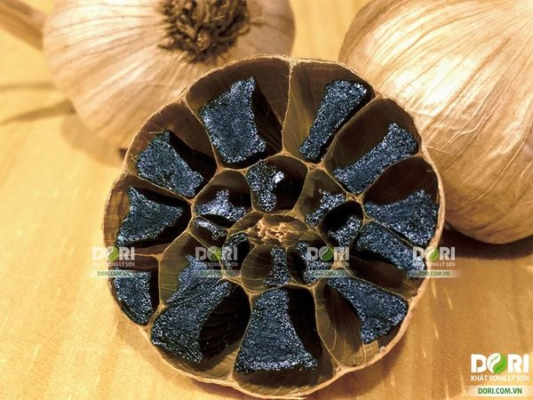 MÔ TẢ SẢN PHẨM Thương hiệu: Dori - Vua Tỏi Lý Sơn Khối lượng: 200g Bao bì: Túi nhôm Tỏi nguyên liệu: Tỏi được trồng bởi nông hộ liên kết tại An Vĩnh vàAn Hải, Lý Sơn, Quảng Ngãi. Lên men và đóng gói tại nhà xưởng Dori, thôn Đông, An Vĩnh, Lý Sơn, Quảng Ngãi Thời gian lên men: 45 ngày Công nghệ lên men : Nhật Bản Tên gọi thông thường của nông dân Lý Sơn là: tỏi đen lên men từ tỏi 3 tép Lý Sơn . Được chọn lọc từ những củ tỏi Lý Sơn 3-6 tép chất lượng cao nhất. Mỗi củ tỏi chỉ bao gồm 3 - 6 tép bên trong nên tép lớn hơn những củ tỏi thông thường.Đặc biệt là không có tép lõi nên rất dễ bóc vỏ, dùng tiện lợi hơn và tiết kiệm hơn. Lên men hoàn toàn tự nhiên Không chất bảo quản, không hóa chất Chúng tôi có niềm tin sâu sắc rằng những củ tỏi đen nhỏ bé này sẽ đến được với những ai giàu lòng yêu thương thiên nhiên và con người như một món quà gởi gắm bao niềm tin của những người con đất đảo về một tương lai sung túc và an lành sẽ đến với quê hương thân yêu và tất thảy mọi người. Ruộng trồng tỏi của Dori Lý Sơn để từ đó tuyển chọn những củ tỏi chất lượng tốt nhất cho quá trình lên men suốt 45 ngày. Tỏi đen Lý Sơn được Dori - Vua Tỏi Lý Sơn tuyển chọn từ những củ tỏi Lý Sơn chính hiệu có chất lượng tốt nhất và kích thước lớn nhất để lên men thành tỏi đen Lý Sơn. Công nghệ lên men tỏi đen Lý Sơn là công nghệ tiên tiến của Nhật Bản được các kỹ sư của Vua Tỏi Lý Sơn điều chỉnh thành công để áp dụng với loại tỏi Lý Sơn, vốn có kích thước rất nhỏ (đường kính 1,5 – 4,5 cm) so với tỏi Nhật Bản (đường kính 4 - 7 cm). Bản chất của công nghệ sản xuất tỏi đen được Vua Tỏi Lý Sơn áp dụng là quá trình lên men chậm tỏi tươi trong môi trường có nhiệt độ từ 20 – 90 độ C và độ ẩm từ 50 – 100%; Bảng chỉ tiêu chất lượng tỏi đen Lý Sơn Dori 1.Tỏi đen là gì? Tỏi đen là tỏi được lên men chậm trong môi trường nhiệt độ từ 20 – 90 độ C, độ ẩm từ 50 – 100% từ 30 -45 ngày . Sau khi lên men, màu của phầnthịt tép tỏi sẽ chuyển thành màu đen, có mùi thơm dễ chịu, ăn vào có vị ngọt. Đặc biệt, sau quá trình lên men, các tinh chấttốt của tỏi sẽ được tăng lên nhiều lần và hình thành những hợp chất mới có tác dụng cao trong việc ngăn ngừa nhiều loại bệnh, nhất là ung thư và tim mạch. Tỏi đen Lý Sơn Dori nhiều tép nguyên củ 2.Tỏi đen Lý Sơn là gì? Tỏi đen Lý Sơn được Dori tuyển chọn từ những củ tỏi Lý Sơn chính hiệu có chất lượng tốt nhất và kích thước lớn nhất để lên men thành tỏi đen Lý Sơn. Tỏiđen Lý Sơn được Vua tuyển chọn từ những củ tỏi Lý có chất lượng tốt nhất và kích thước lớn nhất để lên men thành tỏiđen Lý Sơn. Tỏi đen Lý Sơn có các tép tỏi đen rất nhỏ. Bên ngoài là một lớp tép lớn, bên trong lõi là một cụm tép nhỏ đặc trưng. Tỏiđen Lý Sơn sau khi lên men có kích thước vừa phải như những củ tỏi Lý được chọn lọc, vỏ bên ngoài màu nâu hoặc nâu sẫm. Các tép tỏiđen rất nhỏ . Bên ngoài là một lớp tép lớn, bên trong lõi là một cụm tép nhỏ đặc trưng . Trong khi những loại tỏi đen khác bên trong cũng