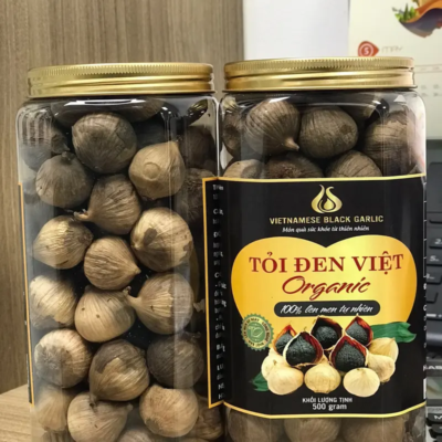 Tỏi đen là thực phẩm được lên men từ tỏi trắng trong điều kiện nghiêm ngặt về thời gian, nhiệt độ và độ ẩm. Tác dụng của tỏi đen rất đa dạng. Nếu sử dụng tỏi đen đúng cách sẽ giúp tăng sức đề kháng cho cơ thể và phòng ngừa nhiều bệnh tật như cảm cúm, tim mạch hay thậm chí là ung thư. Tỏi đen là sản phẩm lên men có chứa nhiều hoạt chất tốt cho sức khỏe. Vậy tác dụng của tỏi đen là gì? Cách sử dụng như thế nào tốt cho cơ thể và cần lưu ý những gì khi dùng?