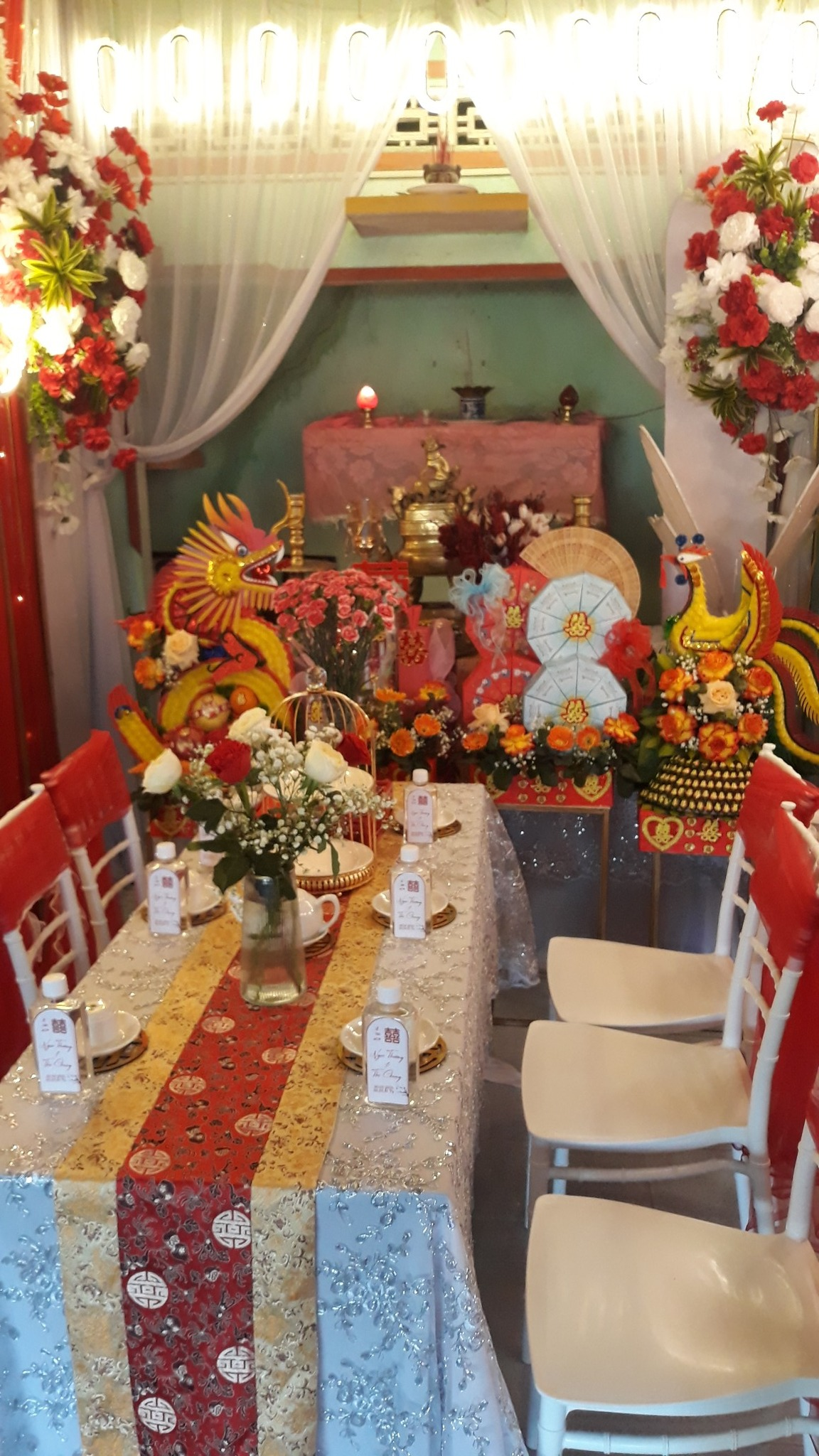 DỊCH VỤ LÀM TRÁP QUẢ CƯỚI – TRỌN VẸN NGÀY HỎI, VẸN NGUYÊN HẠNH PHÚC Trong phong tục cưới hỏi truyền thống của người Việt, tráp quả cưới (hay còn gọi là tráp ăn hỏi) mang ý nghĩa vô cùng quan trọng, thể hiện sự trang trọng, thành ý và lời chúc phúc của hai gia đình dành cho đôi uyên ương. Hiểu được điều đó, chúng tôi cung cấp dịch vụ làm tráp quả cưới chuyên nghiệp, tinh tế trong từng chi tiết, giúp ngày vui của bạn thêm hoàn hảo và trọn vẹn. Ý NGHĨA CỦA TRÁP QUẢ CƯỚI TRONG NGÀY TRỌNG ĐẠI Tráp quả cưới không chỉ là sính lễ mà còn là biểu tượng của: 💍 Sự gắn kết bền chặt giữa hai gia đình 🌸 Lời chúc hạnh phúc, sung túc, viên mãn 🎎 Nét đẹp văn hóa truyền thống lâu đời của người Việt Mỗi tráp đều mang một ý nghĩa riêng, từ tráp trầu cau, trà – rượu, bánh phu thê cho đến tráp trái cây, xôi gà, heo quay… DỊCH VỤ LÀM TRÁP QUẢ CƯỚI CỦA CHÚNG TÔI CÓ GÌ NỔI BẬT? ✅ Thiết kế đẹp – sang trọng – đúng phong tục Tráp quả được trang trí tinh tế, hài hòa màu sắc Phù hợp phong tục từng vùng miền (Bắc – Trung – Nam) Cập nhật xu hướng tráp hiện đại, truyền thống kết hợp ✅ Đa dạng số lượng & mẫu mã tráp Tráp 5, 7, 9, 11 tráp theo yêu cầu Tráp truyền thống – tráp rồng phượng – tráp hiện đại Có nhận thiết kế tráp theo concept riêng của cô dâu chú rể ✅ Nguyên liệu tươi ngon – đảm bảo chất lượng Trái cây tuyển chọn kỹ lưỡng Bánh trái, lễ vật rõ nguồn gốc Đảm bảo an toàn vệ sinh thực phẩm ✅ Dịch vụ trọn gói – tiết kiệm thời gian Chuẩn bị, sắp xếp, vận chuyển tráp tận nơi Cho thuê mâm, tráp, áo dài bê tráp Hỗ trợ tư vấn chi tiết trước ngày cưới CÁC LOẠI TRÁP QUẢ CƯỚI PHỔ BIẾN 🥭 Tráp trái cây ngũ quả 🌿 Tráp trầu cau 🍰 Tráp bánh phu thê, bánh cốm 🍗 Tráp xôi gà, heo quay 🍷 Tráp trà – rượu – thuốc 💐 Tráp lễ đen (tùy phong tục) VÌ SAO NÊN CHỌN DỊCH VỤ LÀM TRÁP QUẢ CƯỚI CHUYÊN NGHIỆP? ✔ Giúp gia đình hai bên yên tâm, không lo thiếu sót ✔ Đảm bảo tính thẩm mỹ và ý nghĩa phong tục ✔ Tiết kiệm thời gian chuẩn bị cho cô dâu – chú rể ✔ Ngày hỏi diễn ra suôn sẻ, trang trọng, đẹp mắt