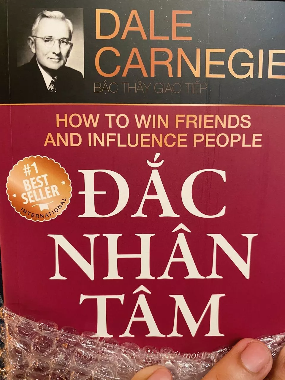 ĐẮC NHÂN TÂM – NGHỆ THUẬT ỨNG XỬ ĐỈNH CAO Tác phẩm kinh điển của Dale Carnegie, luôn nằm trong top sách bán chạy nhất thế giới Hướng dẫn cách xây dựng mối quan hệ tốt đẹp, gây thiện cảm và thuyết phục người khác Những nguyên tắc “ngược đời nhưng đúng đắn”, được minh họa bằng các câu chuyện thực tế 👉 Cuốn sách giúp bạn hiểu người, dẫn dắt đối thoại, khơi gợi sự tin tưởng và trở thành người có ảnh hưởng tích cực trong giao tiếp.