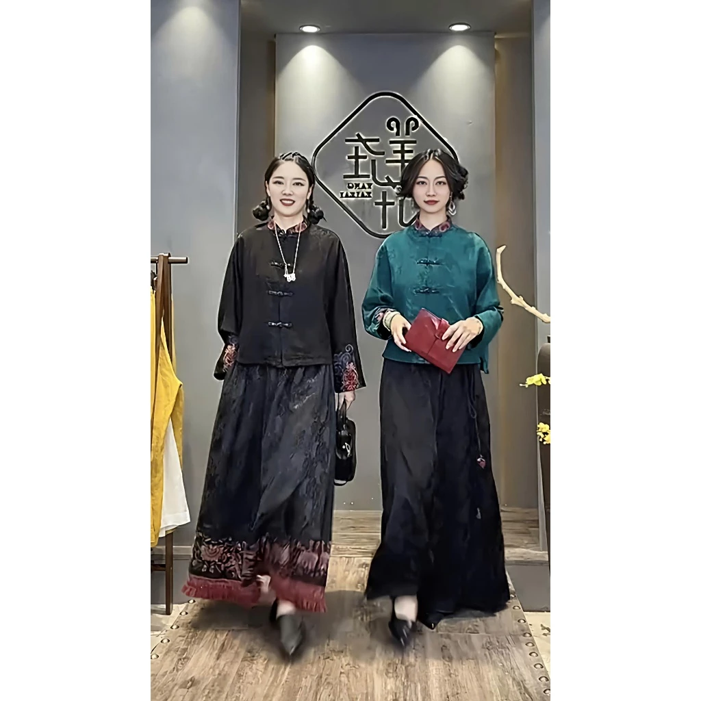 Bộ trang phục lụa Tô Châu cao cấp (mã 167) là lựa chọn lý tưởng cho việc đi lễ chùa, thiền, hoặc tham dự các sự kiện trang nghiêm nhờ chất liệu mềm, mịn, mát và nhẹ nhàng. Thiết kế kín đáo với cổ tàu, khuy cài truyền thống, form rộng vừa phải tạo cảm giác thoải mái và thanh lịch cho người mặc. Đặc điểm nổi bật: Chất liệu: Lụa Tô Châu cao cấp, mềm rũ, thoáng khí, không bí nóng. Thiết kế: Dáng truyền thống, tinh tế, tôn dáng, màu sắc nhã nhặn phù hợp nơi cửa Phật. Ứng dụng: Thích hợp cho phụ nữ trung niên, đi lễ chùa, dâng hương, hoạt động trang nghiêm. Sản phẩm thường có giá bán lẻ được cập nhật trên các trang thương mại điện tử như Shopee (lưu ý giá có thể dao động tùy thời điểm). Xem sản phẩm tại đây : https://s.shopee.vn/3LM16E4x8N?share_channel_code=8 Pháp phục cách tân , pháp phục thiết kế cao cấp , đồ lễ đi chùa #dolamdichua #phapphuccaocap #phapphucdolam #trangphucdichua #dolamdichuanu