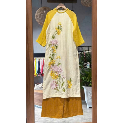 BỘ ÁO DÀI LINEN THUÊ HOA TRANG NHÃ 086 * Chất liệu: Linen mềm mịn, thoáng mát, thấm hút tốt, tạo cảm giác dễ chịu khi mặc. * Kiểu dáng: Áo dài cách tân tay lửng phối quần suông ống rộng, mang phong cách thanh lịch và nhẹ nhàng. * Họa tiết: Thêu hoa cúc thủ công tinh tế, sắc nét, tôn lên vẻ dịu dàng và sang trọng. * Màu sắc: Áo tông vàng kem phối vàng nghệ, hài hòa và tươi sáng, phù hợp cho mọi làn da. 💛 *Điểm nổi bật:* * Form dáng chuẩn, dễ mặc, phù hợp đi chơi, đi làm, dự tiệc hay du xuân. * Thêu tay tinh xảo, không bong tróc, giặt máy thoải mái. * Set gồm: 1 áo dài + 1 quần linen 📦 *Hướng dẫn bảo quản:* * Giặt nhẹ bằng tay hoặc chế độ giặt nhẹ. * Không dùng chất tẩy mạnh. * Ủi ở nhiệt độ thấp để giữ dáng và màu sắc vải. Pháp phục cách tân , pháp phục thiết kế cao cấp , đồ lễ đi chùa Sản phẩm tại : https://s.shopee.vn/7VBocqt6H5 #dolamdichua #phapphuccaocap #phapphucdolam #trangphucdichua #dolamdichuanu