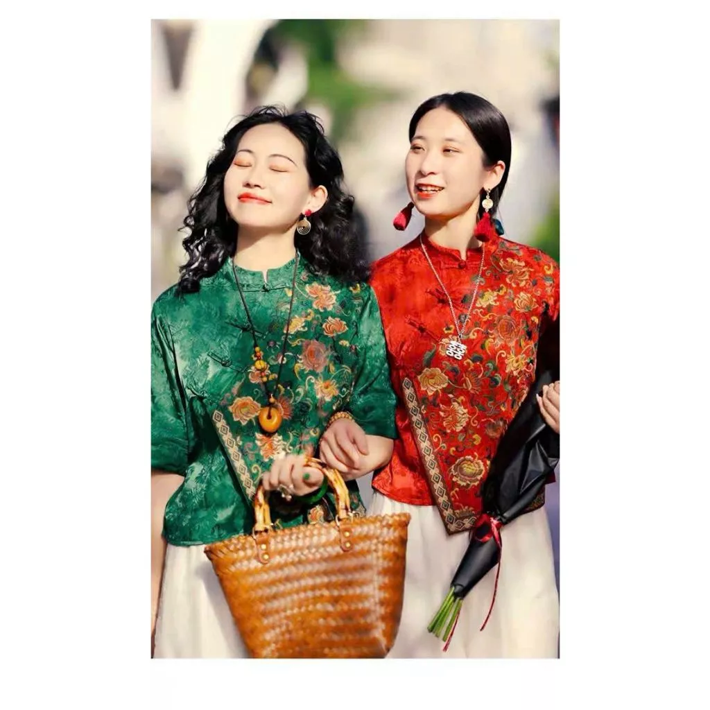 🌿 THỜI TRANG THIẾT KẾ – ĐỒ ĐI LỄ CAO CẤP – PHÁP PHỤC ĐỒ LAM THANH TỊNH 🌿 Trong nhịp sống hiện đại, việc đi chùa không chỉ là một nét đẹp văn hóa tâm linh mà còn là cách để mỗi người tìm về sự an yên trong tâm hồn. Cùng với đó, trang phục đi lễ chùa ngày càng được chú trọng hơn – không chỉ cần sự trang nghiêm mà còn thể hiện gu thẩm mỹ tinh tế và lòng thành kính. ✨ Thời trang thiết kế – Tôn vinh vẻ đẹp thanh lịch Các dòng thời trang thiết kế đi lễ ngày nay mang đến sự kết hợp hài hòa giữa truyền thống và hiện đại. Form dáng thanh lịch, kín đáo Chất liệu cao cấp, thoáng mát, dễ chịu Từng đường may tinh xảo, chỉn chu Không còn đơn điệu, trang phục đi lễ giờ đây vẫn giữ được sự trang nghiêm nhưng vẫn giúp người mặc tự tin, nhẹ nhàng và tinh tế. 🙏 Đồ đi lễ cao cấp – Sự lựa chọn của người tinh tế Đồ đi lễ cao cấp không chỉ là quần áo, mà còn là cách thể hiện sự tôn trọng đối với không gian tâm linh. Gam màu nhã nhặn: trắng, be, nâu, xám, lam Thiết kế kín đáo, phù hợp mọi lứa tuổi Chất liệu cao cấp giúp mặc thoải mái trong thời gian dài Đây là lựa chọn hoàn hảo cho những dịp lễ lớn, đi chùa đầu năm, rằm, hay các ngày đặc biệt. 🌸 Pháp phục đồ lam – Nét đẹp truyền thống thanh tịnh Pháp phục đồ lam từ lâu đã trở thành biểu tượng của sự giản dị, thanh tịnh trong Phật giáo. Màu lam tượng trưng cho sự bình yên, khiêm nhường Thiết kế rộng rãi, thoải mái, phù hợp cho việc lễ bái, tụng kinh Phù hợp cho cả nam và nữ, mọi độ tuổi Khoác lên mình bộ đồ lam, mỗi người như buông bỏ những lo toan thường nhật, tìm về sự nhẹ nhàng trong tâm trí. 💫 Vì sao nên đầu tư trang phục đi lễ? ✔ Thể hiện sự tôn kính nơi cửa Phật ✔ Mang lại cảm giác trang nghiêm, thanh tịnh ✔ Tạo sự tự tin, thoải mái khi tham gia các nghi lễ ✔ Góp phần giữ gìn nét đẹp văn hóa truyền thống 📌 Lời kết Thời trang đi lễ không chỉ đơn thuần là trang phục, mà còn là sự kết nối giữa tâm – thân – cảnh. Một bộ đồ phù hợp sẽ giúp bạn cảm nhận trọn vẹn sự bình an khi đến chốn thiền môn. 👉 Hãy lựa chọn cho mình những thiết kế tinh tế, trang nhã để mỗi lần đi lễ chùa là một hành trình an yên và ý nghĩa.