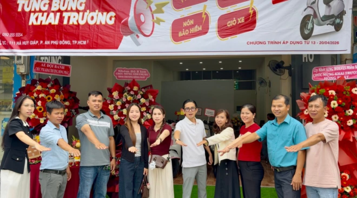 Bùng nổ chương trình khuyến mãi mừng khai trương chi nhánh mới Duy nhất trong tuần lễ khai trương (từ ngày [Điền ngày] đến ngày [Điền ngày]), quý khách hàng khi đến tham quan và mua sắm tại Xe điện PTK Chi nhánh 2 sẽ nhận được những ưu đãi đặc quyền sau: 1. Giảm giá trực tiếp trên hóa đơn mua xe Giảm ngay [Điền số tiền, ví dụ: 1.000.000đ - 2.000.000đ] cho các dòng xe máy điện thông minh thế hệ mới. Ưu đãi đến [Điền số %] cho các mẫu xe đạp điện học sinh, xe điện gia đình hot nhất hiện nay. 2. Quà tặng kèm cực "chất" – Mua là có quà Mọi khách hàng chốt xe trong dịp này đều được tặng ngay Combo quà tặng trị giá [Điền số tiền] bao gồm: Mũ bảo hiểm PTK đạt chuẩn, thời trang. Áo mưa cao cấp chống thấm nước độ bền cao. Gói bảo dưỡng, kiểm tra xe định kỳ miễn phí trong vòng 1 năm. 3. Check-in liền tay – Nhận ngay quà tặng Không cần mua hàng, chỉ cần bạn ghé thăm cửa hàng, chụp hình check-in tại backdrop khai trương và đăng lên trang cá nhân ở chế độ công khai sẽ được nhận ngay một phần quà kỷ niệm từ PTK. 4. Hỗ trợ mua xe trả góp 0% lãi suất Nhằm giúp khách hàng dễ dàng sở hữu chiếc xe yêu thích mà không lo về tài chính, PTK triển khai chương trình trả góp đặc biệt: Lãi suất 0%. Thủ tục đơn giản (Chỉ cần CCCD). Xét duyệt nhanh chóng trong 5 - 10 phút. Tại sao nên lựa chọn mua xe tại Hệ thống Xe điện PTK? Giữa hàng trăm đơn vị trên thị trường, Xe điện PTK tự hảo là địa chỉ phân phối xe điện chính hãng hàng đầu nhờ vào các cam kết vàng: Sản phẩm chính hãng 100%: Toàn bộ xe máy điện, xe đạp điện tại PTK đều có nguồn gốc rõ ràng, đầy đủ giấy tờ kiểm định chất lượng và hóa đơn rõ ràng. Mẫu mã đa dạng, dẫn đầu xu hướng: Cập nhật liên tục các dòng xe mới nhất, từ thanh lịch, sang trọng đến cá tính, thể thao, phù hợp với mọi lứa tuổi từ học sinh, sinh viên đến người đi làm. Chế độ bảo hành dài hạn: Bảo hành khung sườn, động cơ và ắc quy/pin theo đúng tiêu chuẩn nghiêm ngặt của nhà sản xuất. Dịch vụ hậu mãi chu đáo: Đội ngũ kỹ thuật viên giàu kinh nghiệm luôn sẵn sàng hỗ trợ bảo dưỡng, sửa chữa lưu động và thay thế linh kiện chính hãng cho khách hàng.