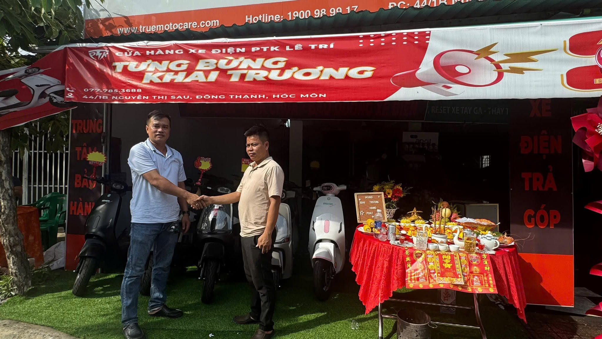 Chào các khách hàng thân thương của Xe Điện PTK! Với mục tiêu mang đến những dòng xe điện chất lượng cao cùng dịch vụ bảo dưỡng uy tín, tiện lợi nhất cho quý khách hàng, Xe Điện PTK xin vui mừng thông báo: Chi nhánh thứ 3 của chúng tôi đã chính thức có mặt tại Hóc Môn! Sự kiện khai trương lần này đánh dấu bước phát triển mới của PTK, đồng thời giúp quý khách hàng tại khu vực Hóc Môn và các quận lân cận dễ dàng tham quan, mua sắm và bảo dưỡng xe mà không cần đi đâu xa. 📍 Thông Tin Chi Nhánh Mới: Địa chỉ: 44/1B Nguyễn Thị Sáu, Xã Đông Thạnh, Huyện Hóc Môn, TP.HCM. Hotline tư vấn & hỗ trợ: 0777 853 688 Thời gian mở cửa: 08:00 – 21:00 (Tất cả các ngày trong tuần) 🎁 Tuần Lễ Vàng Khai Trương – Ngập Tràn Ưu Đãi Để tri ân sự đồng hành của quý khách và ăn mừng sự kiện đặc biệt này, Xe Điện PTK tung ra chương trình khuyến mãi "MỪNG KHAI TRƯƠNG – GIÁ BẢO KHÁT" áp dụng riêng tại Chi nhánh 3: GIẢM GIÁ TRỰC TIẾP từ 500.000đ – 2.000.000đ khi mua các dòng xe máy điện, xe đạp điện hot nhất hiện nay. TẶNG NGAY combo quà tặng thượng hạng: Mũ bảo hiểm chuẩn QC, áo mưa cao cấp, và gói bảo dưỡng miễn phí 1 năm. MUA TRẢ GÓP LÃI SUẤT 0%: Thủ tục nhanh chóng trong 15 phút, rinh xe về ngay. KIỂM TRA & BẢO DƯỠNG XE MIỄN PHÍ cho tất cả khách hàng ghé cửa hàng trong tuần lễ khai trương (không giới hạn dòng xe). Tại Sao Nên Lựa Chọn Xe Điện PTK? Đến với Xe Điện PTK Chi nhánh 3, quý khách sẽ được trải nghiệm không gian mua sắm hiện đại cùng dịch vụ đạt chuẩn: Sản phẩm chính hãng: Đa dạng mẫu mã từ xe đạp điện học sinh đến xe máy điện thông minh, cam kết chính hãng 100%, đầy đủ hóa đơn, kiểm định. Chế độ bảo hành dài hạn: Bảo hành khung sườn, motor và ắc quy theo đúng tiêu chuẩn nhà sản xuất. Đội ngũ kỹ thuật chuyên nghiệp: Được đào tạo bài bản, bắt đúng bệnh, sửa đúng giá. Dịch vụ cứu hộ tận nơi: An tâm trên mọi nẻo đường với dịch vụ hỗ trợ lưu động.