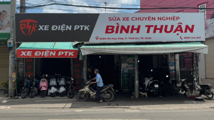 Tiếp nối sự tin tưởng và ủng hộ nồng nhiệt của quý khách hàng, Xe Điện PTK tiếp tục bùng nổ, mở rộng hệ thống với Chi nhánh thứ 4 tọa lạc tại khu vực sầm uất của Quận 12, TP. Hồ Chí Minh! Sự kiện ra mắt Chi nhánh 4 đánh dấu cột mốc phát triển mạnh mẽ của PTK, giúp quý khách hàng tại Quận 12 và các khu vực lân cận dễ dàng tiếp cận, trải nghiệm những dòng xe điện thế hệ mới cùng dịch vụ bảo dưỡng chuyên nghiệp nhất. 📍 Thông Tin Chi Nhánh Mới: Địa chỉ: 949A Hà Huy Giáp, Phường Thạnh Xuân (hoặc Thới An), Quận 12, TP. Hồ Chí Minh. (Lưu ý nhỏ: Trục đường Hà Huy Giáp đi qua Thạnh Xuân, bạn kiểm tra lại chính xác tên phường khi đăng nhé) Hotline tư vấn & hỗ trợ: 0903 144 641 Thời gian mở cửa: 08:00 – 21:00 (Tất cả các ngày trong tuần) 🎁 Bùng Nổ Tuần Lễ Vàng Khai Trương – Ngập Tràn Quà Tặng Để chúc mừng cột mốc đặc biệt này, Xe Điện PTK mang đến chương trình siêu ưu đãi "MỪNG KHAI TRƯƠNG CHI NHÁNH 4 – RINH XE XỊN GIÁ HỜI" áp dụng độc quyền tại địa chỉ 949A Hà Huy Giáp: ƯU ĐÃI GIÁ SỐC: Giảm trực tiếp từ 500.000đ – 2.000.000đ cho các dòng xe đạp điện học sinh, xe máy điện thời trang hot nhất năm 2026. COMBO QUÀ TẶNG KHỦNG: Tặng ngay mũ bảo hiểm đạt chuẩn PTK, áo mưa cao cấp chống thấm và balo thời trang khi mua xe bất kỳ. HỖ TRỢ TRẢ GÓP 0% LÃI SUẤT: Xét duyệt nhanh chóng trong 15 phút, thủ tục đơn giản (chỉ cần CCCD), không giữ giấy tờ gốc. ĐẶC BIỆT: Miễn phí 100% công kiểm tra, bảo dưỡng và tra dầu mỡ cho TẤT CẢ khách hàng mang xe điện đến cửa hàng trong tuần lễ khai trương. Xe Điện PTK – Sự Lựa Chọn Hàng Đầu Của Bạn Đến với hệ thống Xe Điện PTK nói chung và Chi nhánh 4 nói riêng, quý khách hàng hoàn toàn an tâm bởi: Sản phẩm chính hãng 100%: Đầy đủ giấy tờ kiểm định chất lượng, nguồn gốc rõ ràng từ các thương hiệu uy tín. Chính sách bảo hành vượt trội: Bảo hành dài hạn cho khung sườn, động cơ và linh kiện, ắc quy/pin theo đúng chuẩn nhà sản xuất. Đội ngũ kỹ thuật viên tay nghề cao: Sẵn sàng tư vấn, xử lý nhanh chóng, bắt đúng bệnh, báo đúng giá. Dịch vụ hậu mãi chu đáo: Hỗ trợ cứu hộ xe điện tận nơi khi khách hàng gặp sự cố trên đường.