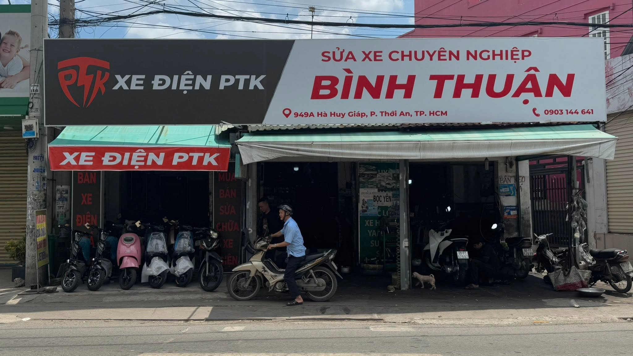 Tiếp nối sự tin tưởng và ủng hộ nồng nhiệt của quý khách hàng, Xe Điện PTK tiếp tục bùng nổ, mở rộng hệ thống với Chi nhánh thứ 4 tọa lạc tại khu vực sầm uất của Quận 12, TP. Hồ Chí Minh! Sự kiện ra mắt Chi nhánh 4 đánh dấu cột mốc phát triển mạnh mẽ của PTK, giúp quý khách hàng tại Quận 12 và các khu vực lân cận dễ dàng tiếp cận, trải nghiệm những dòng xe điện thế hệ mới cùng dịch vụ bảo dưỡng chuyên nghiệp nhất. 📍 Thông Tin Chi Nhánh Mới: Địa chỉ: 949A Hà Huy Giáp, Phường Thạnh Xuân (hoặc Thới An), Quận 12, TP. Hồ Chí Minh. (Lưu ý nhỏ: Trục đường Hà Huy Giáp đi qua Thạnh Xuân, bạn kiểm tra lại chính xác tên phường khi đăng nhé) Hotline tư vấn & hỗ trợ: 0903 144 641 Thời gian mở cửa: 08:00 – 21:00 (Tất cả các ngày trong tuần) 🎁 Bùng Nổ Tuần Lễ Vàng Khai Trương – Ngập Tràn Quà Tặng Để chúc mừng cột mốc đặc biệt này, Xe Điện PTK mang đến chương trình siêu ưu đãi "MỪNG KHAI TRƯƠNG CHI NHÁNH 4 – RINH XE XỊN GIÁ HỜI" áp dụng độc quyền tại địa chỉ 949A Hà Huy Giáp: ƯU ĐÃI GIÁ SỐC: Giảm trực tiếp từ 500.000đ – 2.000.000đ cho các dòng xe đạp điện học sinh, xe máy điện thời trang hot nhất năm 2026. COMBO QUÀ TẶNG KHỦNG: Tặng ngay mũ bảo hiểm đạt chuẩn PTK, áo mưa cao cấp chống thấm và balo thời trang khi mua xe bất kỳ. HỖ TRỢ TRẢ GÓP 0% LÃI SUẤT: Xét duyệt nhanh chóng trong 15 phút, thủ tục đơn giản (chỉ cần CCCD), không giữ giấy tờ gốc. ĐẶC BIỆT: Miễn phí 100% công kiểm tra, bảo dưỡng và tra dầu mỡ cho TẤT CẢ khách hàng mang xe điện đến cửa hàng trong tuần lễ khai trương. Xe Điện PTK – Sự Lựa Chọn Hàng Đầu Của Bạn Đến với hệ thống Xe Điện PTK nói chung và Chi nhánh 4 nói riêng, quý khách hàng hoàn toàn an tâm bởi: Sản phẩm chính hãng 100%: Đầy đủ giấy tờ kiểm định chất lượng, nguồn gốc rõ ràng từ các thương hiệu uy tín. Chính sách bảo hành vượt trội: Bảo hành dài hạn cho khung sườn, động cơ và linh kiện, ắc quy/pin theo đúng chuẩn nhà sản xuất. Đội ngũ kỹ thuật viên tay nghề cao: Sẵn sàng tư vấn, xử lý nhanh chóng, bắt đúng bệnh, báo đúng giá. Dịch vụ hậu mãi chu đáo: Hỗ trợ cứu hộ xe điện tận nơi khi khách hàng gặp sự cố trên đường.
